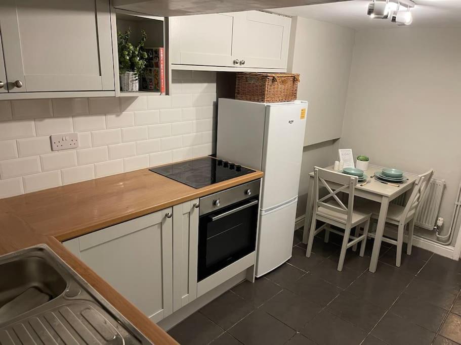 Beautiful, 1 Bedroom Renovated * Leicester