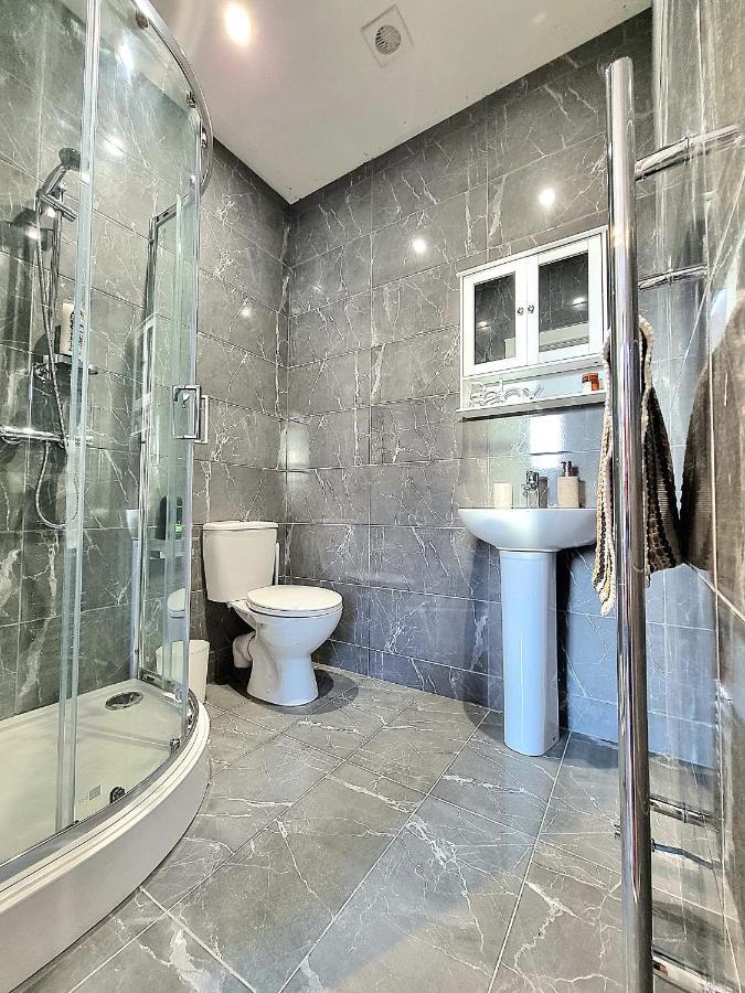 Modern Apt Near Train Station And Ideal For Long Stays Apartment
