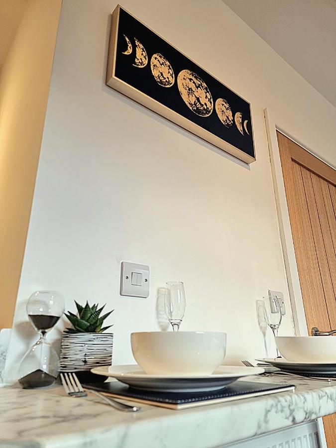 Modern Apt Near Train Station And Ideal For Long Stays *
