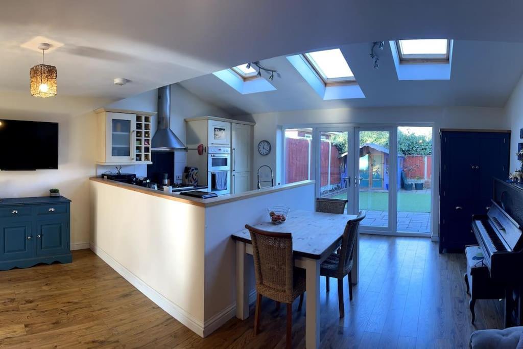 West End House • Sleeps 8 *