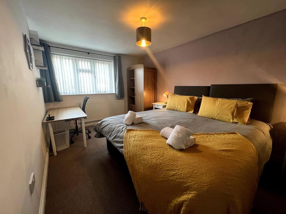 West End House • Sleeps 8 Leicester