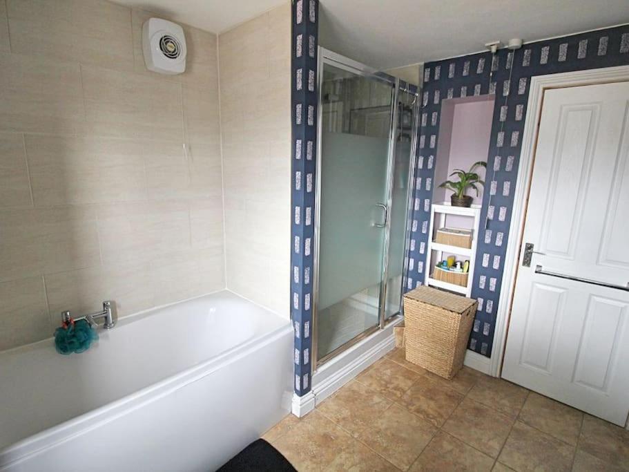 West End House • Sleeps 8 Leicester
