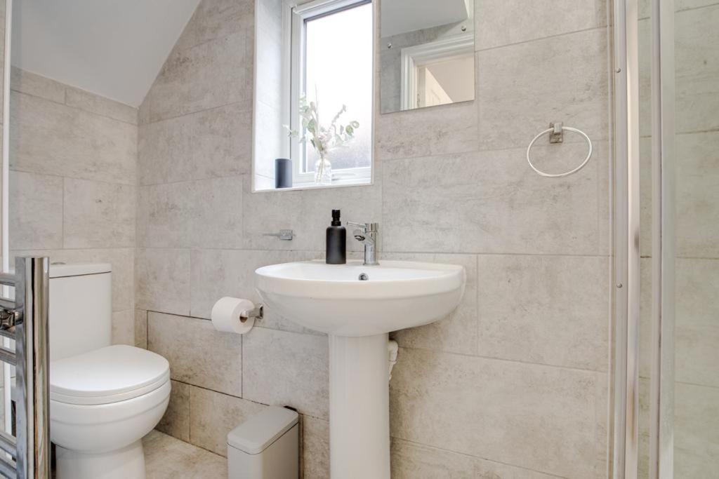 Classic 2 Bed Flat In Leicester, Sleeps Up To 6 * Leicester
