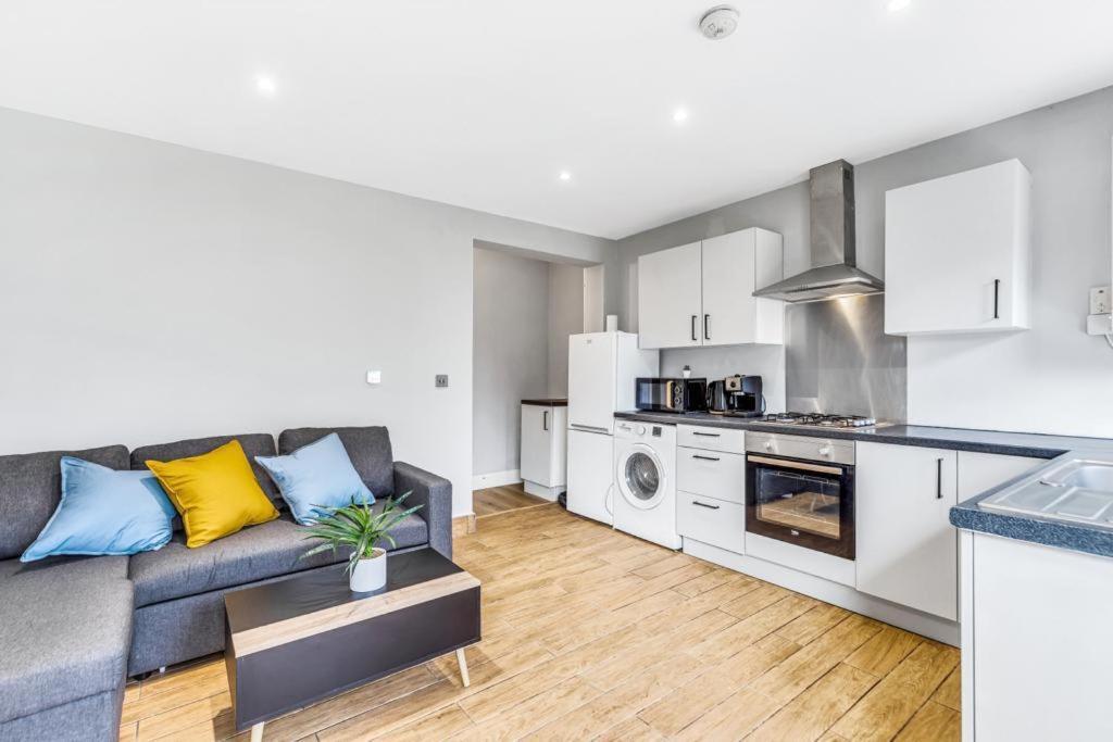 Classic 2 Bed Flat In Leicester, Sleeps Up To 6 Apartment