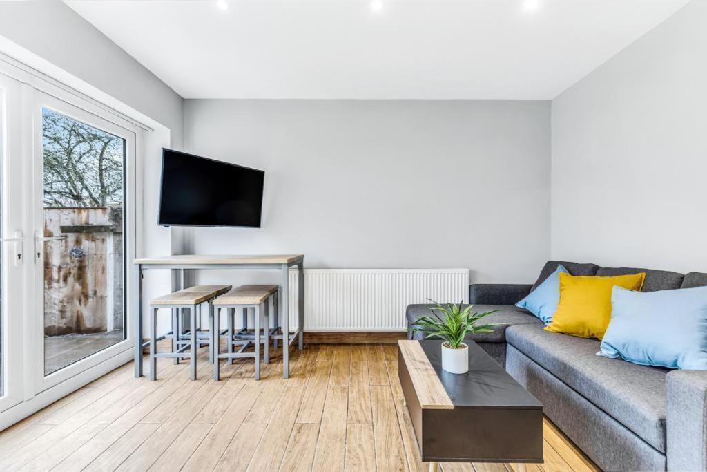 Classic 2 Bed Flat In Leicester, Sleeps Up To 6 Apartment *