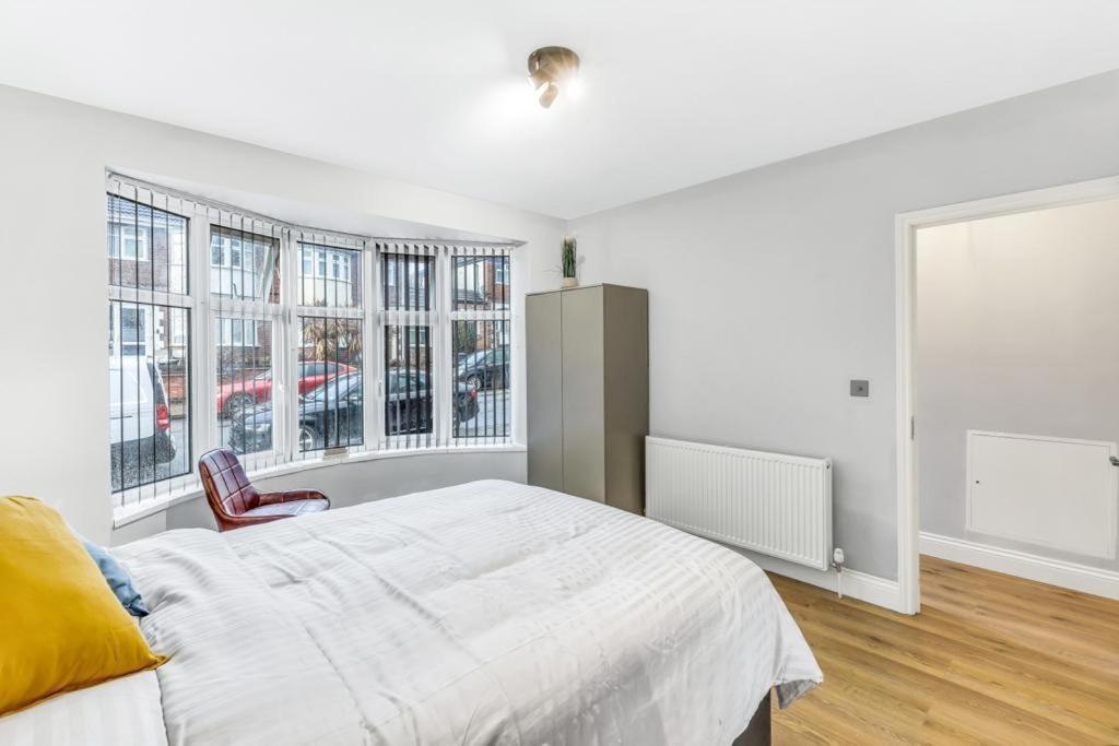 Classic 2 Bed Flat In Leicester, Sleeps Up To 6 * Leicester