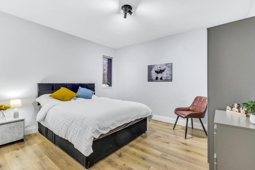 Classic 2 Bed Flat In Leicester, Sleeps Up To 6 *