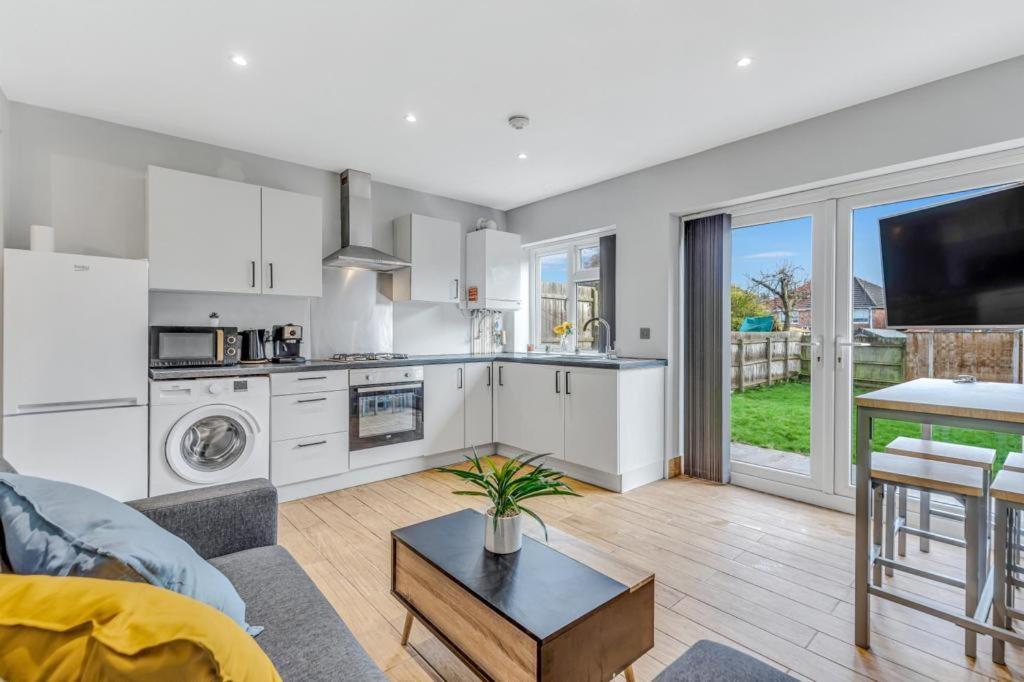 Classic 2 Bed Flat In Leicester, Sleeps Up To 6 *