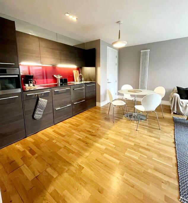 Apartment With Terrace Leicester