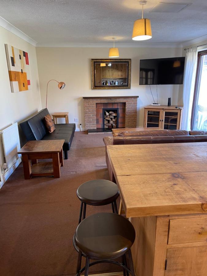 Large, Quiet, Sleeps 16, 4 Bathrooms, Parking, *