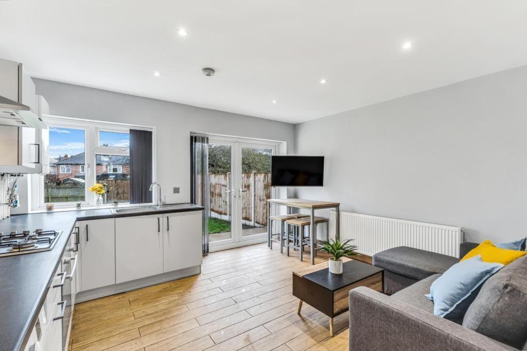 Classic 2 Bed Flat In Leicester, Sleeps Up To 6 * Leicester