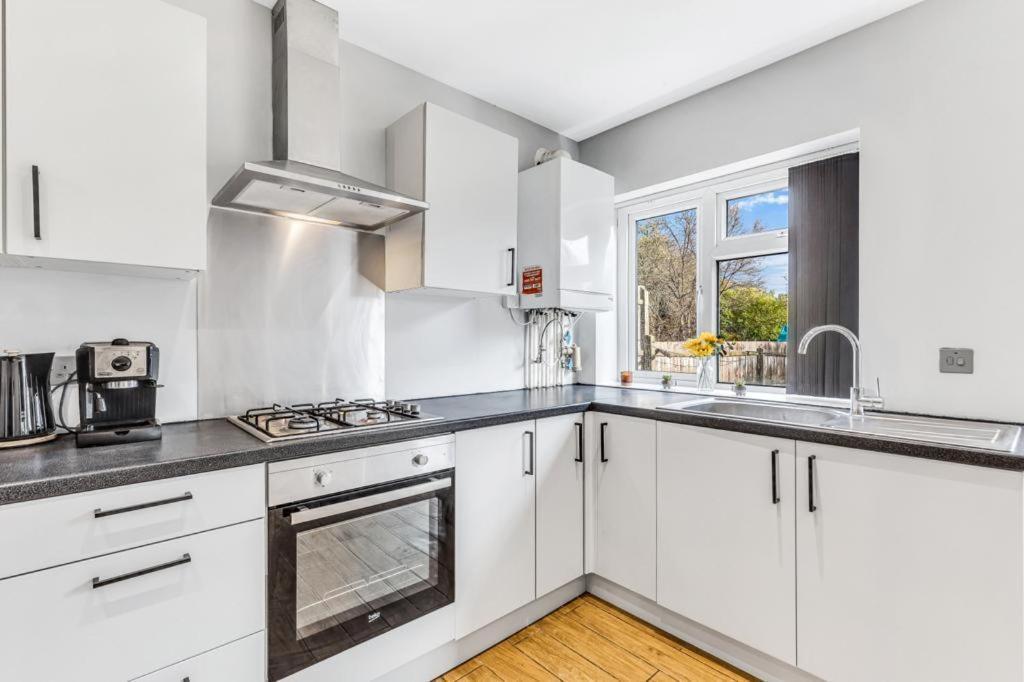Classic 2 Bed Flat In Leicester, Sleeps Up To 6 * Leicester