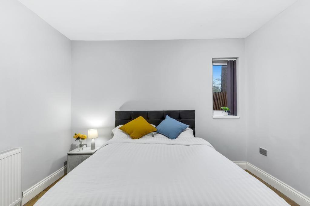 Classic 2 Bed Flat In Leicester, Sleeps Up To 6 *
