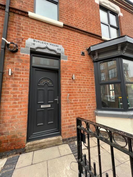 Burleigh House - 3 Bed House Leicester
