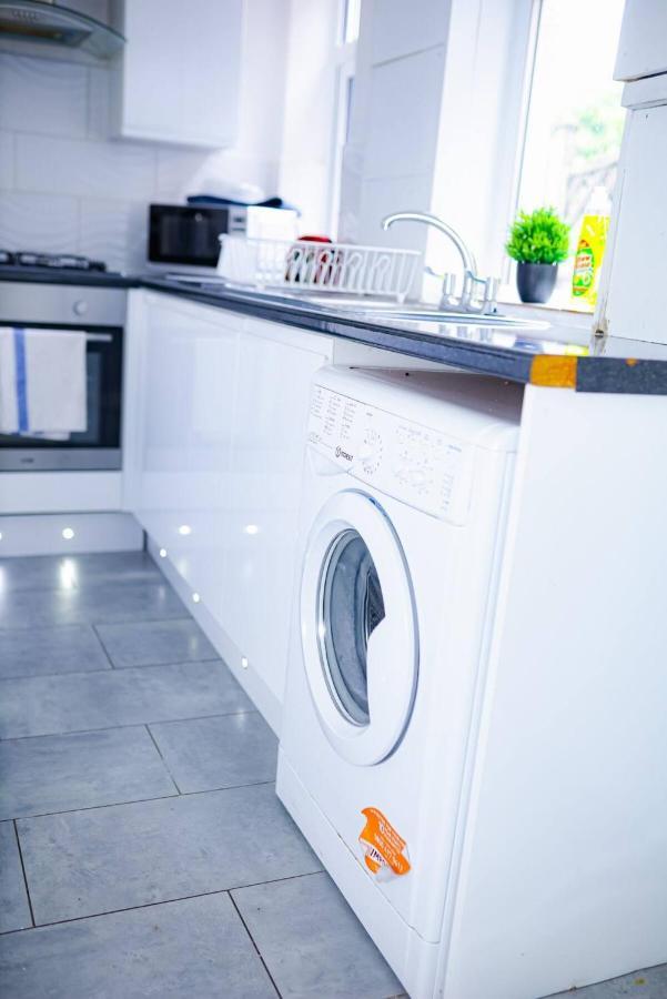 Beautiful 2 Bedroom House - Free Parking - Lt House