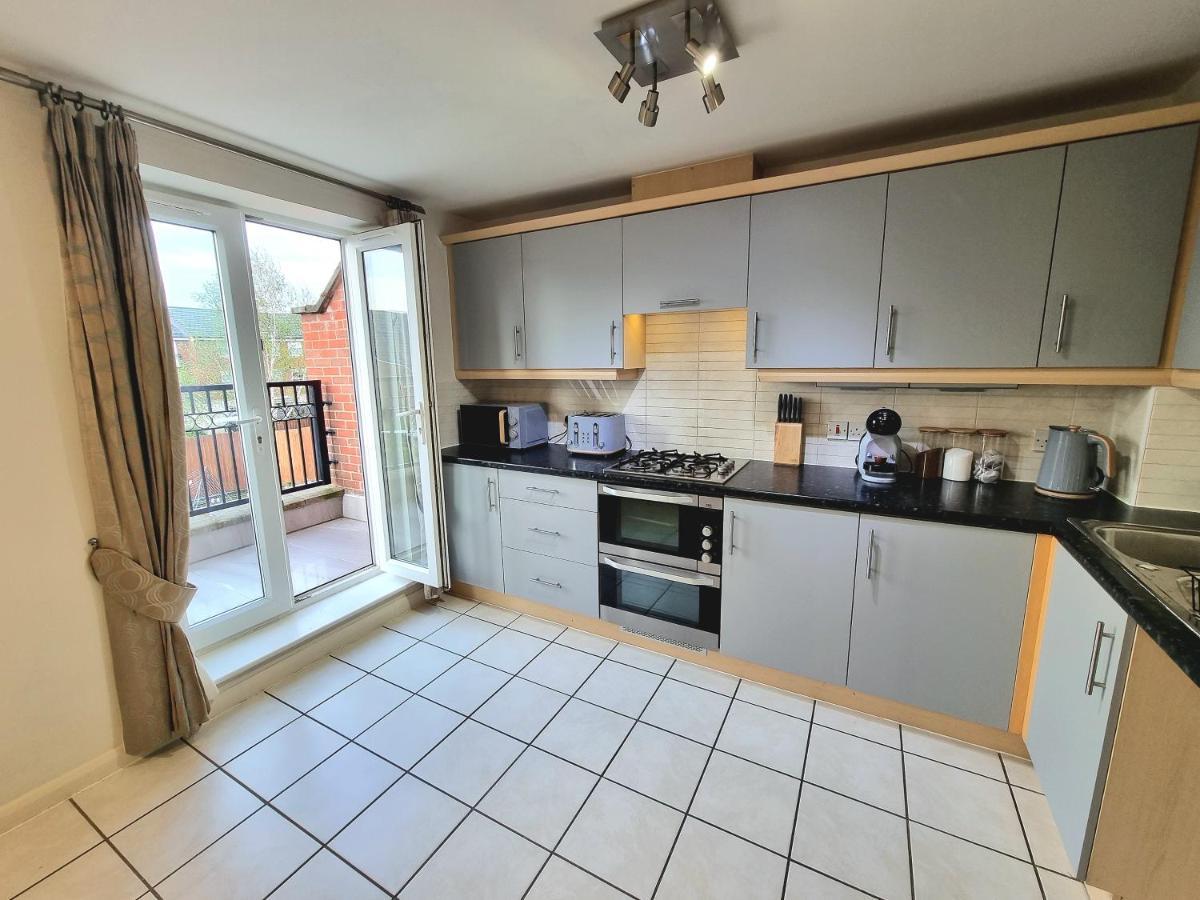 Holiday home Large House With Free Parking And Long Offers