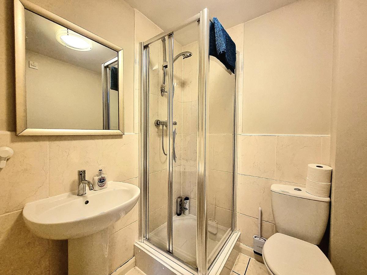 Large House With Free Parking And Long Offers Holiday home *