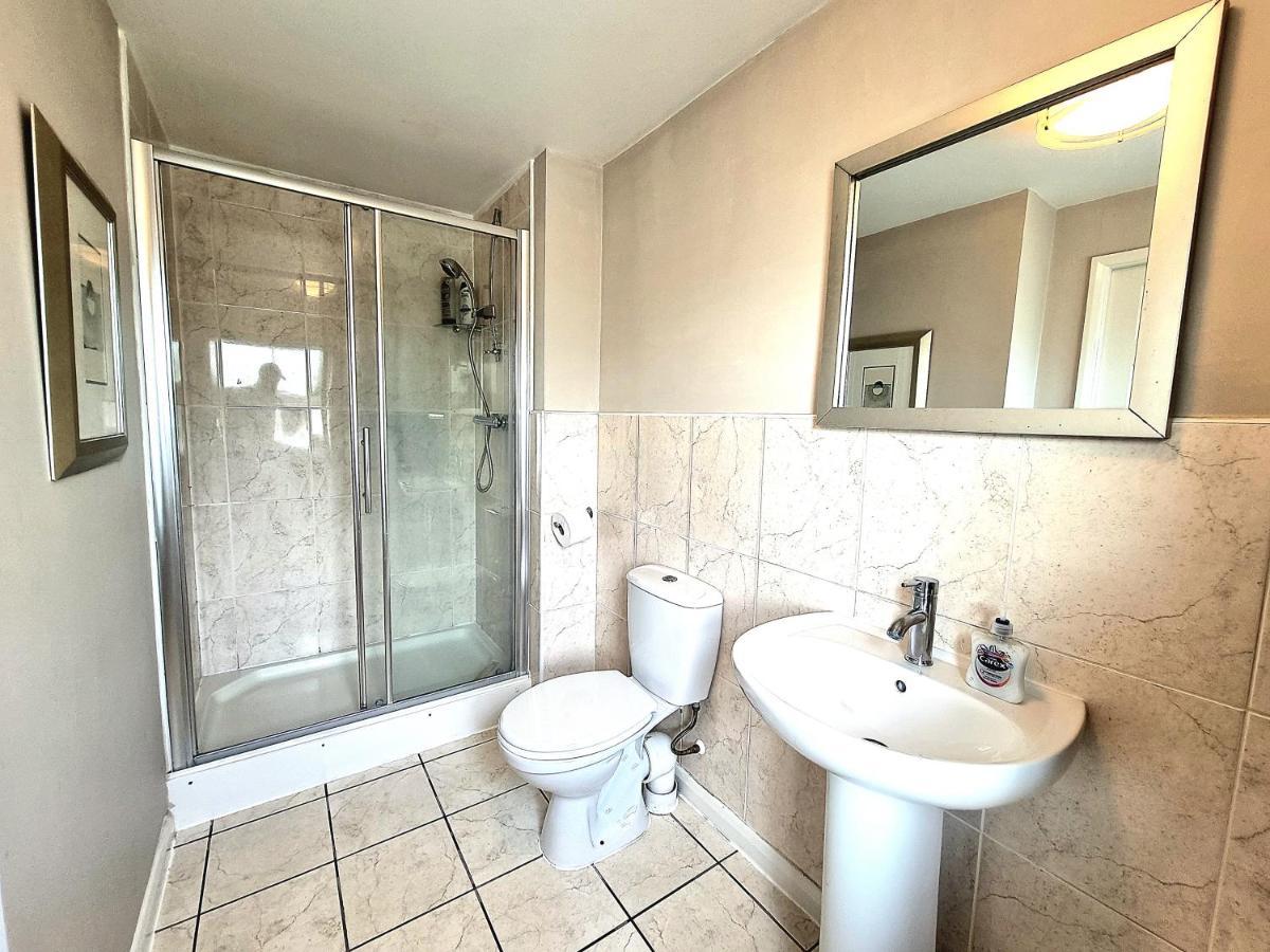 Large House With Free Parking And Long Offers * Leicester