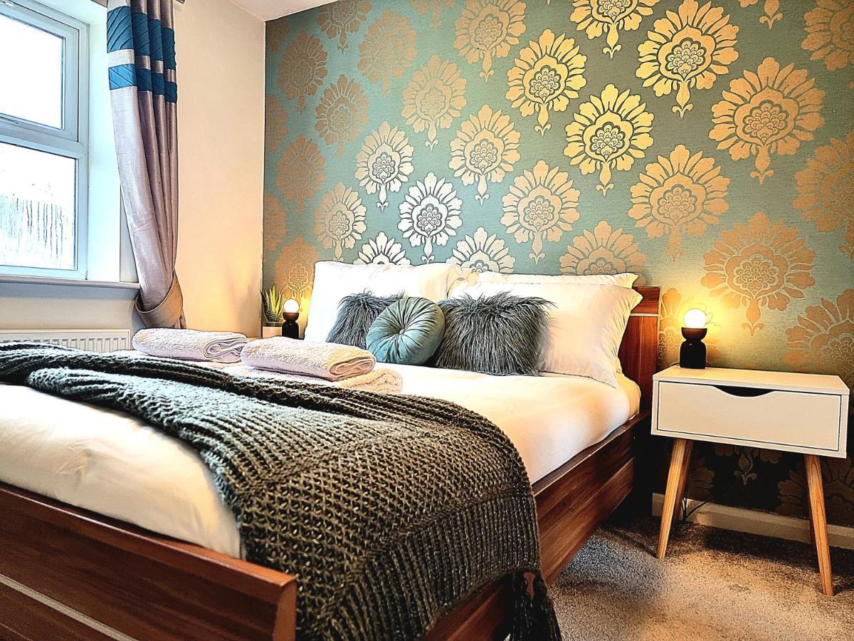 Large House With Free Parking And Long Offers Holiday home *