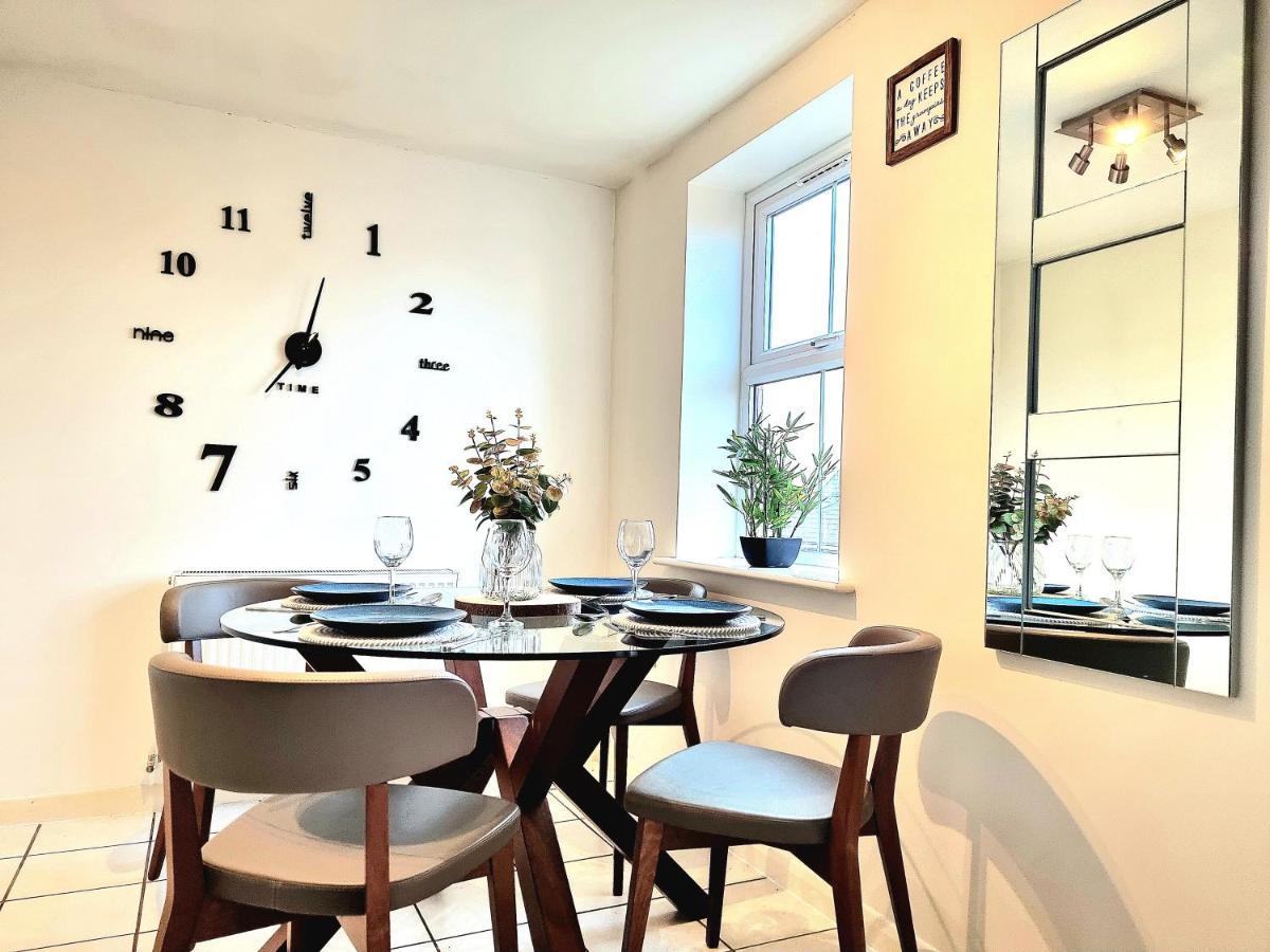 Large House With Free Parking And Long Offers Holiday home