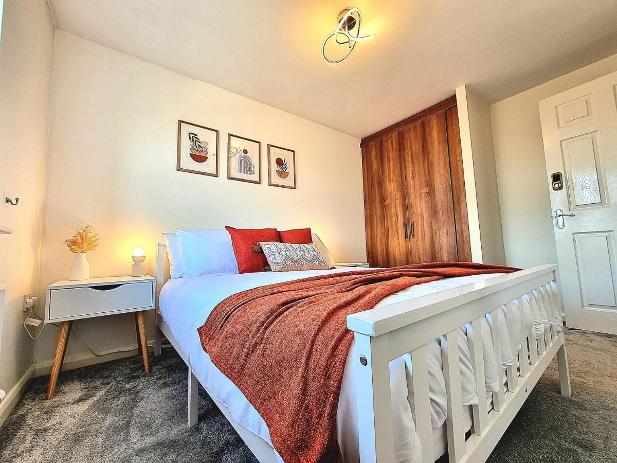 Large House With Free Parking And Long Offers Holiday home
