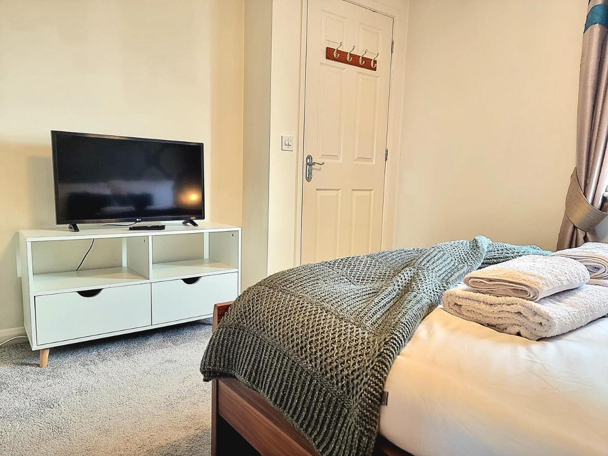 Large House With Free Parking And Long Offers * Leicester