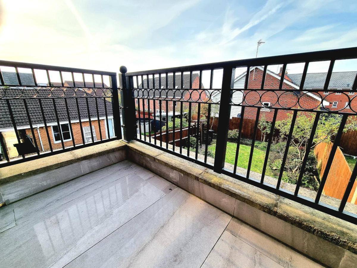 Large House With Free Parking And Long Offers Holiday home Leicester