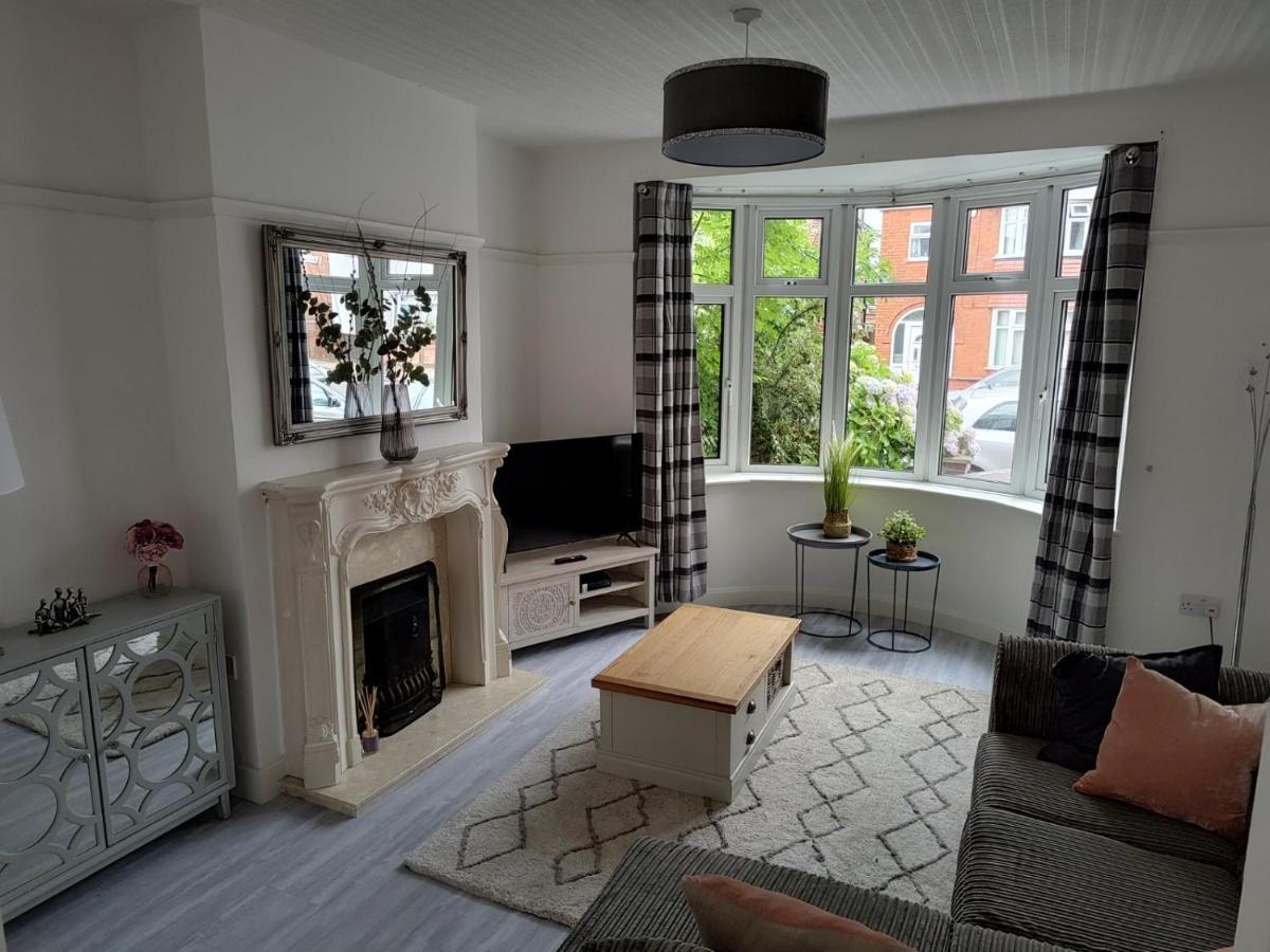 Wavertree Drive 3 Bed Contractor In Holiday home Leicester