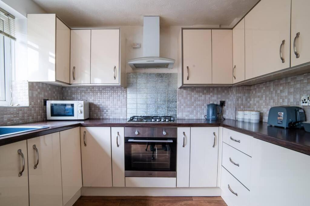 Holiday home Cheerful 3 Bedroom Family With Parking