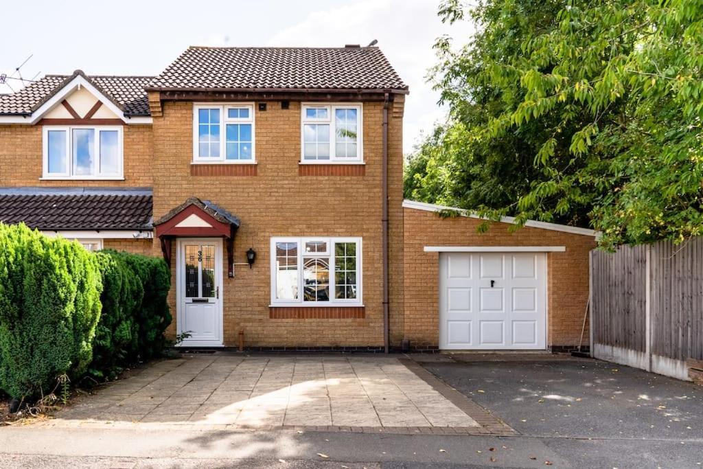 Cheerful 3 Bedroom Family With Parking Leicester