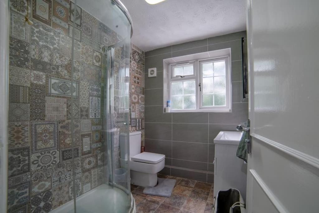 Cheerful 3 Bedroom Family With Parking Leicester