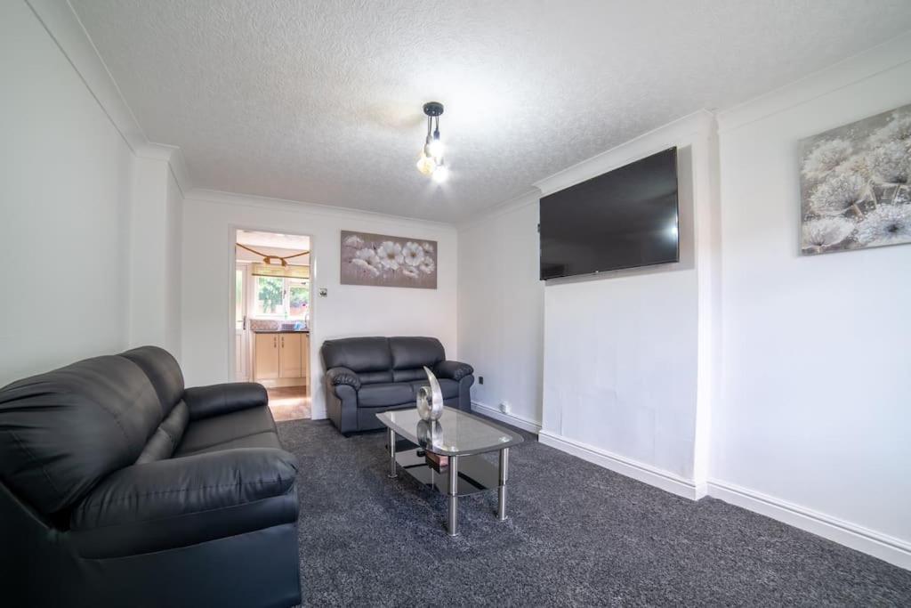 Cheerful 3 Bedroom Family With Parking *