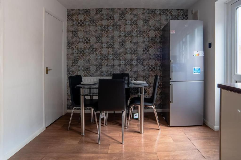 Holiday home Cheerful 3 Bedroom Family With Parking