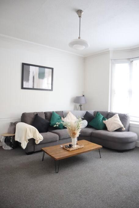 Spacious 1 Bedroom Apartment *