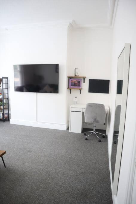 Apartment Spacious 1 Bedroom *