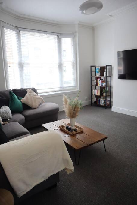 Spacious 1 Bedroom Apartment *