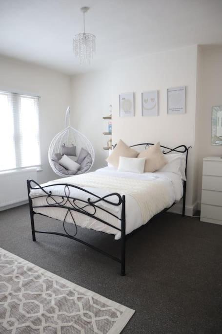 Spacious 1 Bedroom * Leicester
