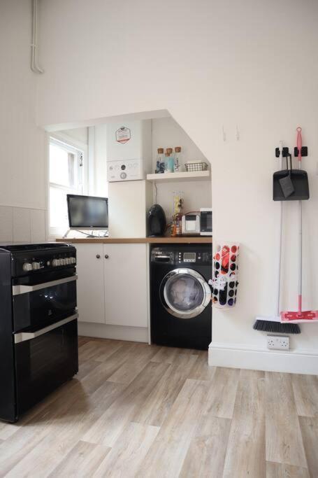 Spacious 1 Bedroom Apartment *