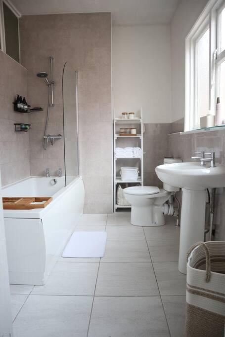 Spacious 1 Bedroom Apartment *