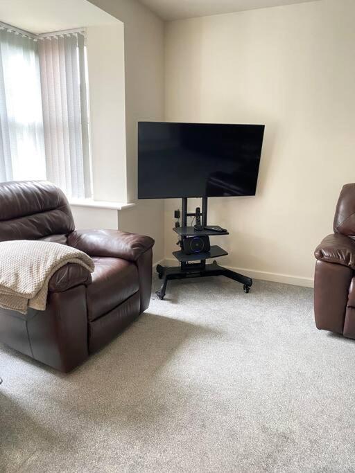 4-room Detached Furnished With Parking Apartment *