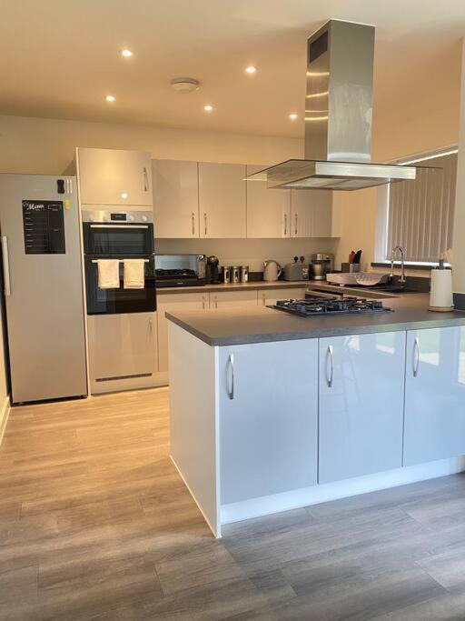 4-room Detached Furnished With Parking Apartment *