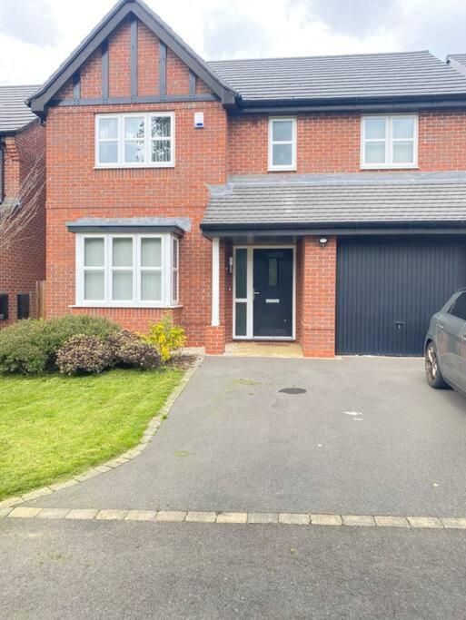 Apartment 4-room Detached Furnished With Parking Leicester