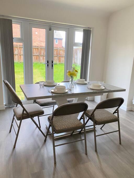 4-room Detached Furnished With Parking Apartment Leicester