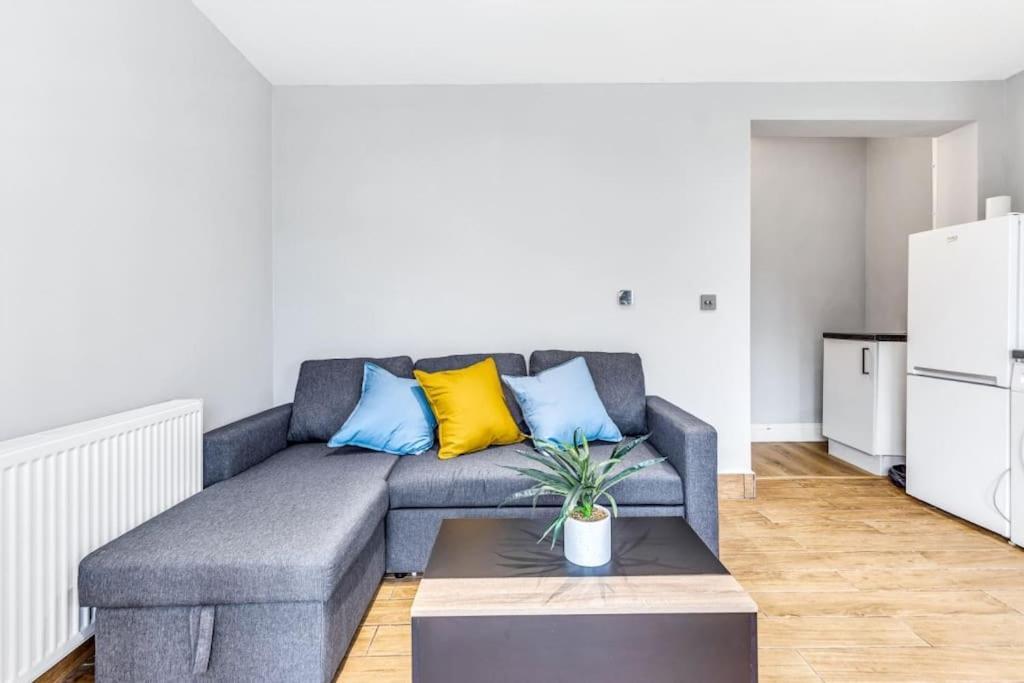 Amazing 2 Bedroom , Ground Floor ,garden ,free Wi-fi , Free Parking ,sleeps Up To 6 Apartment