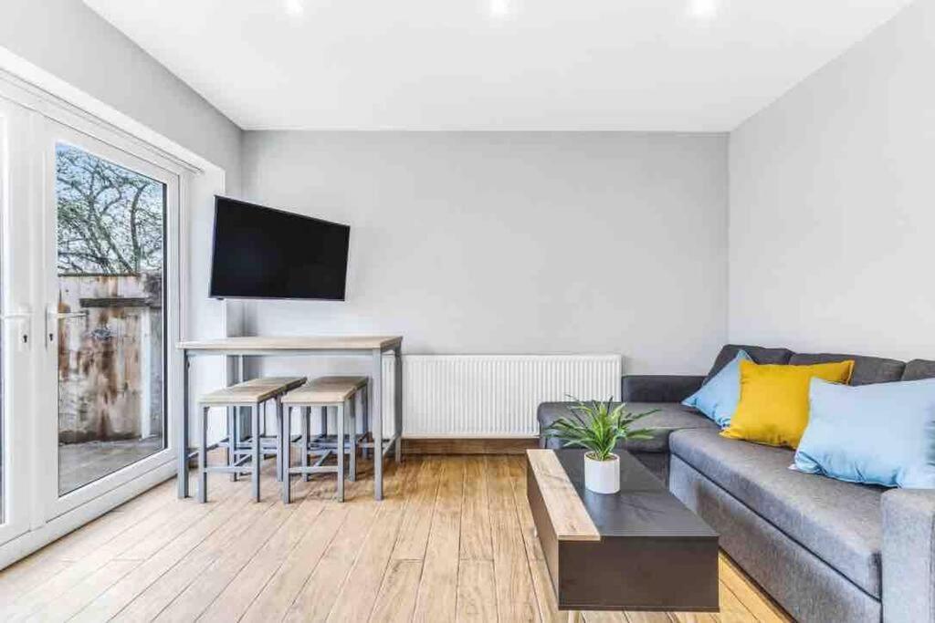 Amazing 2 Bedroom , Ground Floor ,garden ,free Wi-fi , Free Parking ,sleeps Up To 6 * Leicester