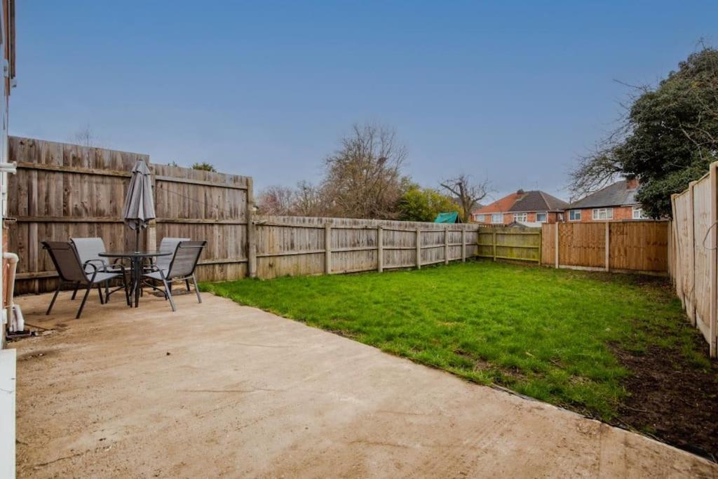 Amazing 2 Bedroom , Ground Floor ,garden ,free Wi-fi , Free Parking ,sleeps Up To 6 Apartment