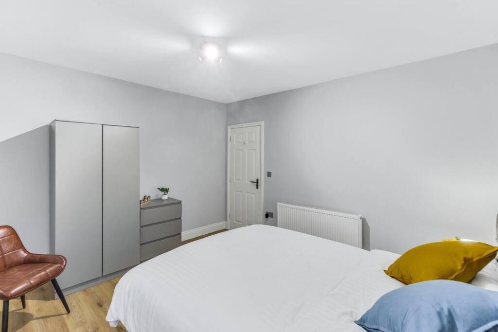 Amazing 2 Bedroom , Ground Floor ,garden ,free Wi-fi , Free Parking ,sleeps Up To 6
