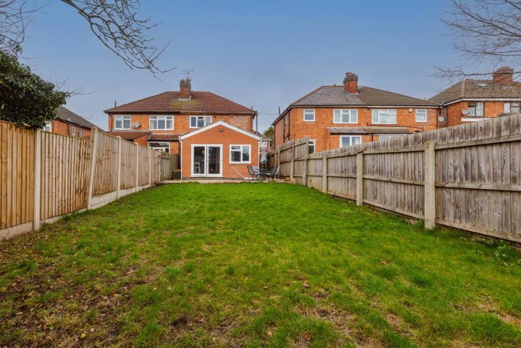 Apartment Amazing 2 Bedroom , Ground Floor ,garden ,free Wi-fi , Free Parking ,sleeps Up To 6 *