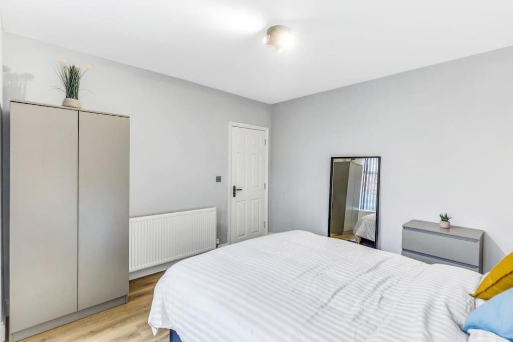 Apartment Amazing 2 Bedroom , Ground Floor ,garden ,free Wi-fi , Free Parking ,sleeps Up To 6