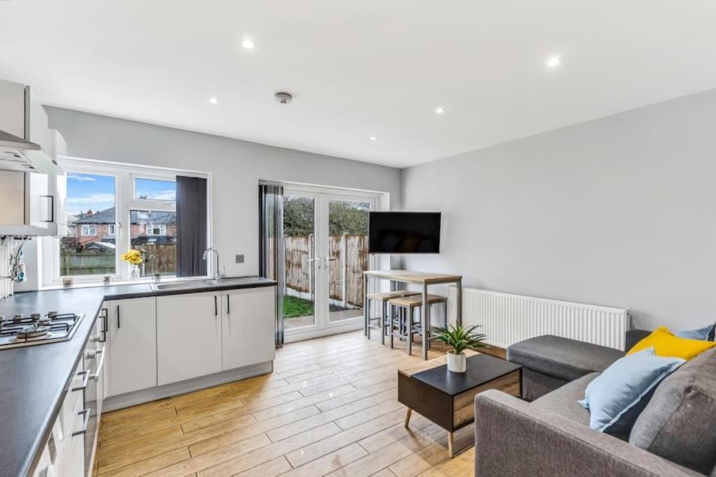 Amazing 2 Bedroom , Ground Floor ,garden ,free Wi-fi , Free Parking ,sleeps Up To 6 Apartment